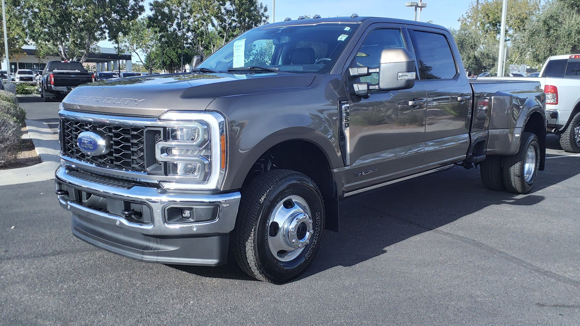 File:23 Ford F-350 Super Duty Lariat.jpg