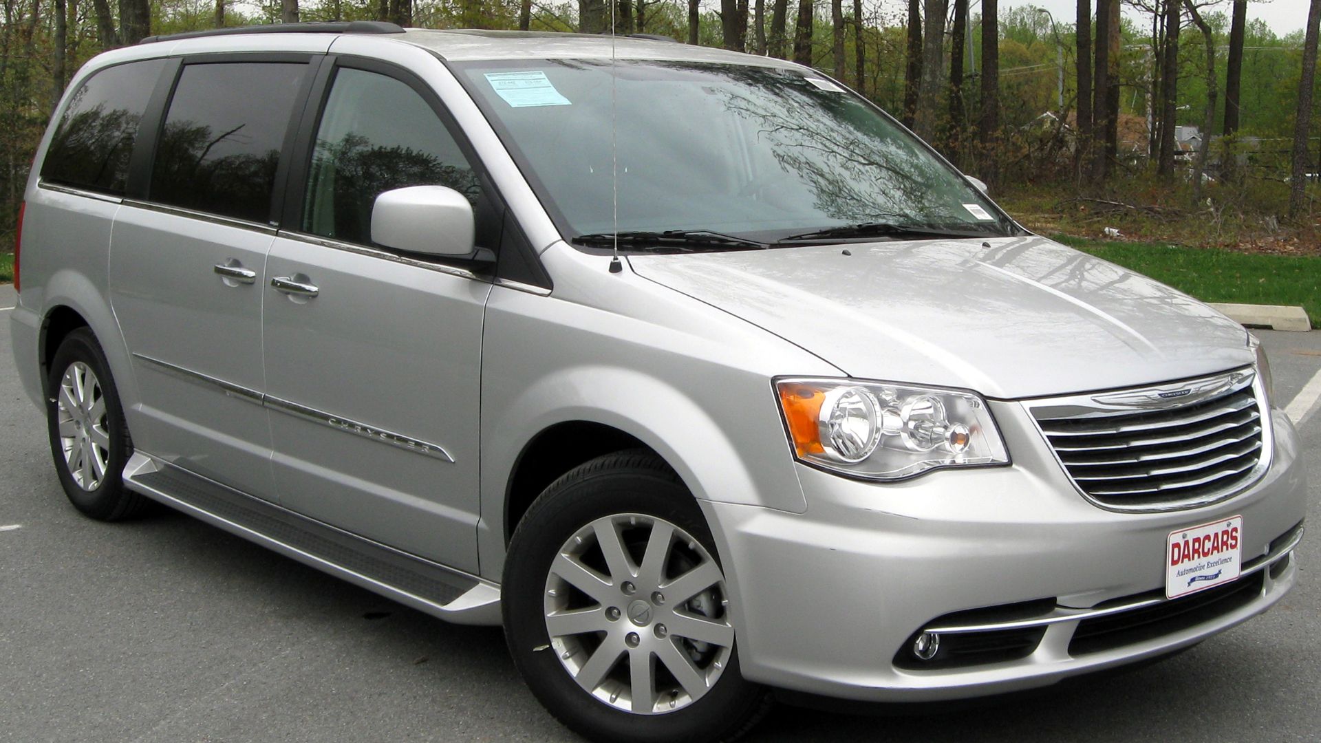 File:2011 Chrysler Town & Country Touring - L -- 04-22-2011.jpg