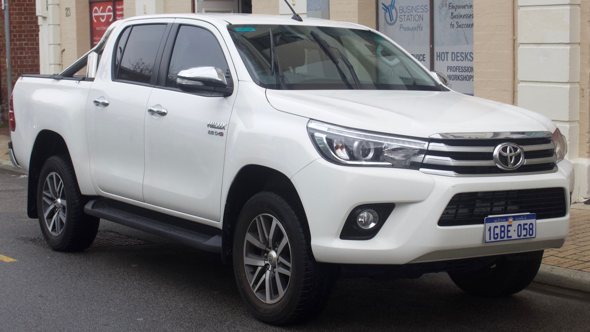 File:2016 Toyota HiLux (GUN136R) SR5 4-door utility (2018-09-03) 01.jpg