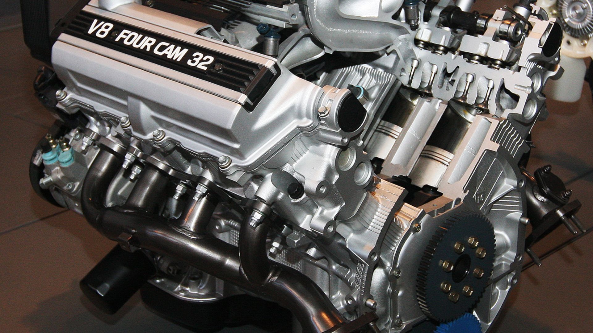 File:1989 Toyota 1UZ-FE Type engine rear.jpg