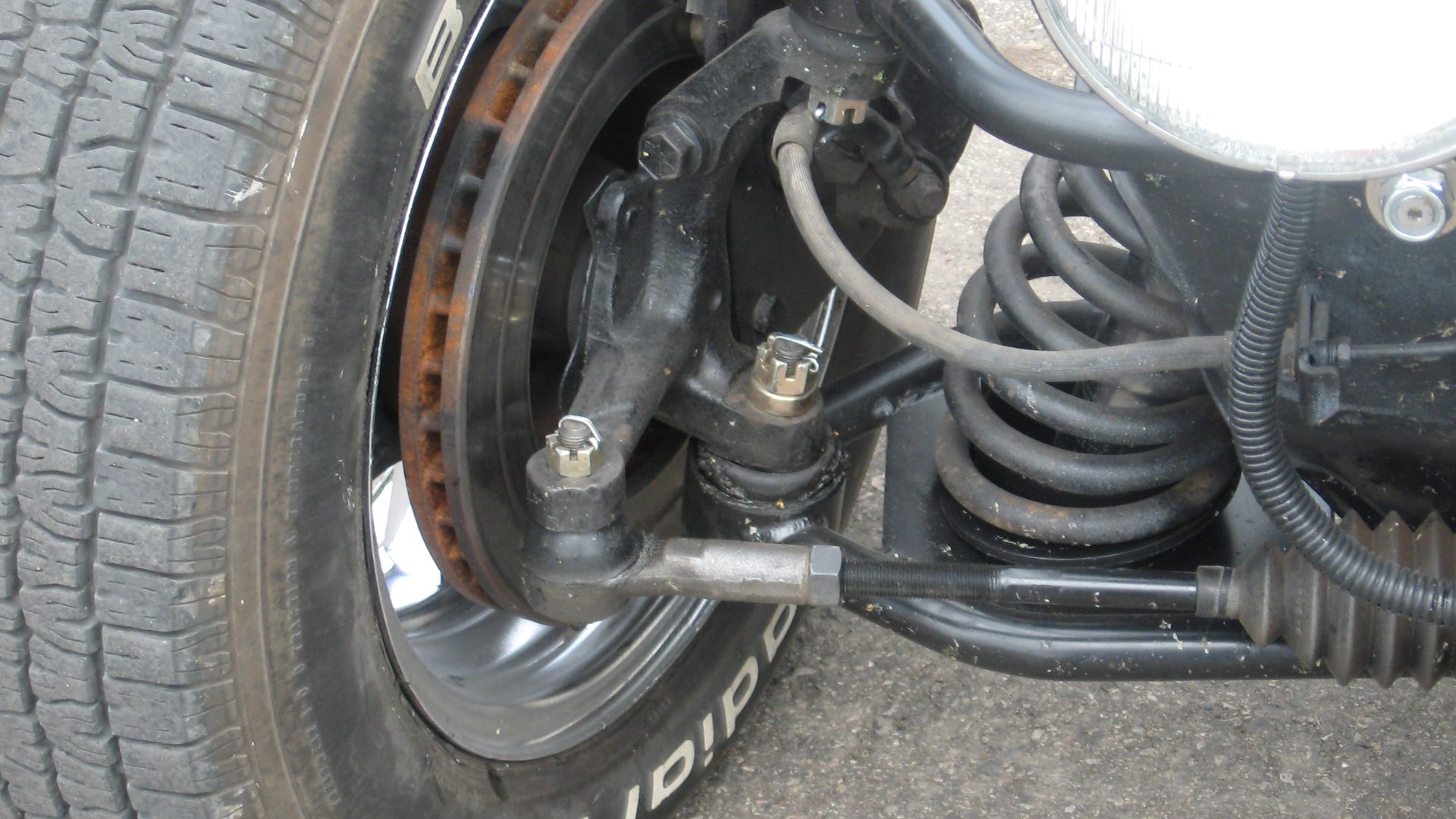 File:Deuce front suspension detail.jpg