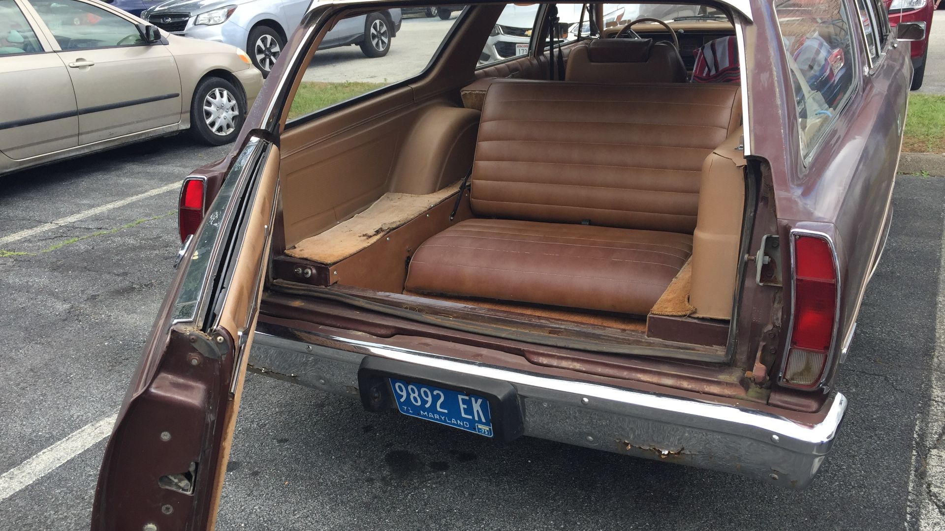 File:1975 AMC Matador four-door station wagon with 2-way tailgate and 3-rows of seats at 2017 AMO meet 05of11.jpg