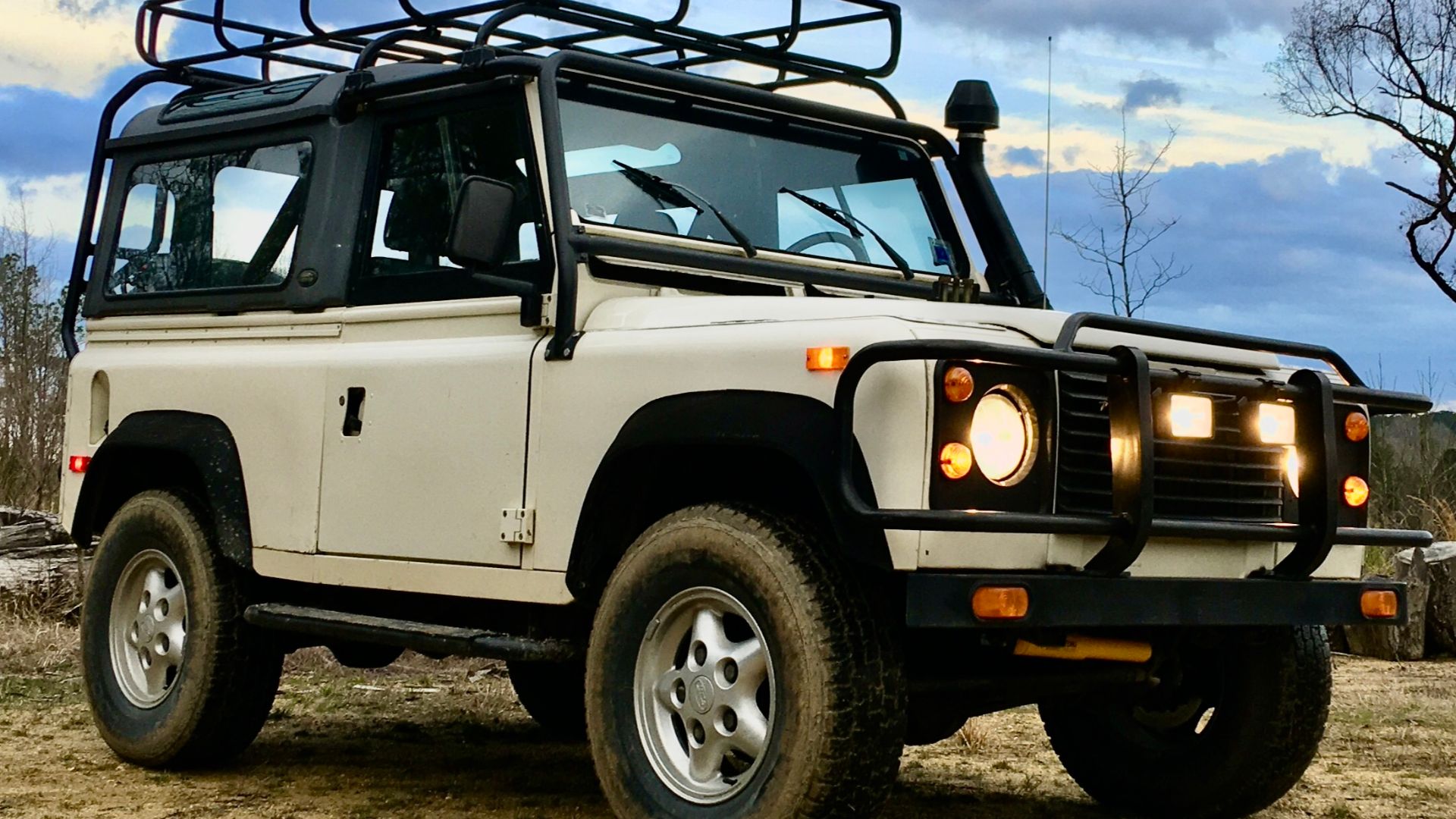 File:NAS Land Rover Defender 90.jpg