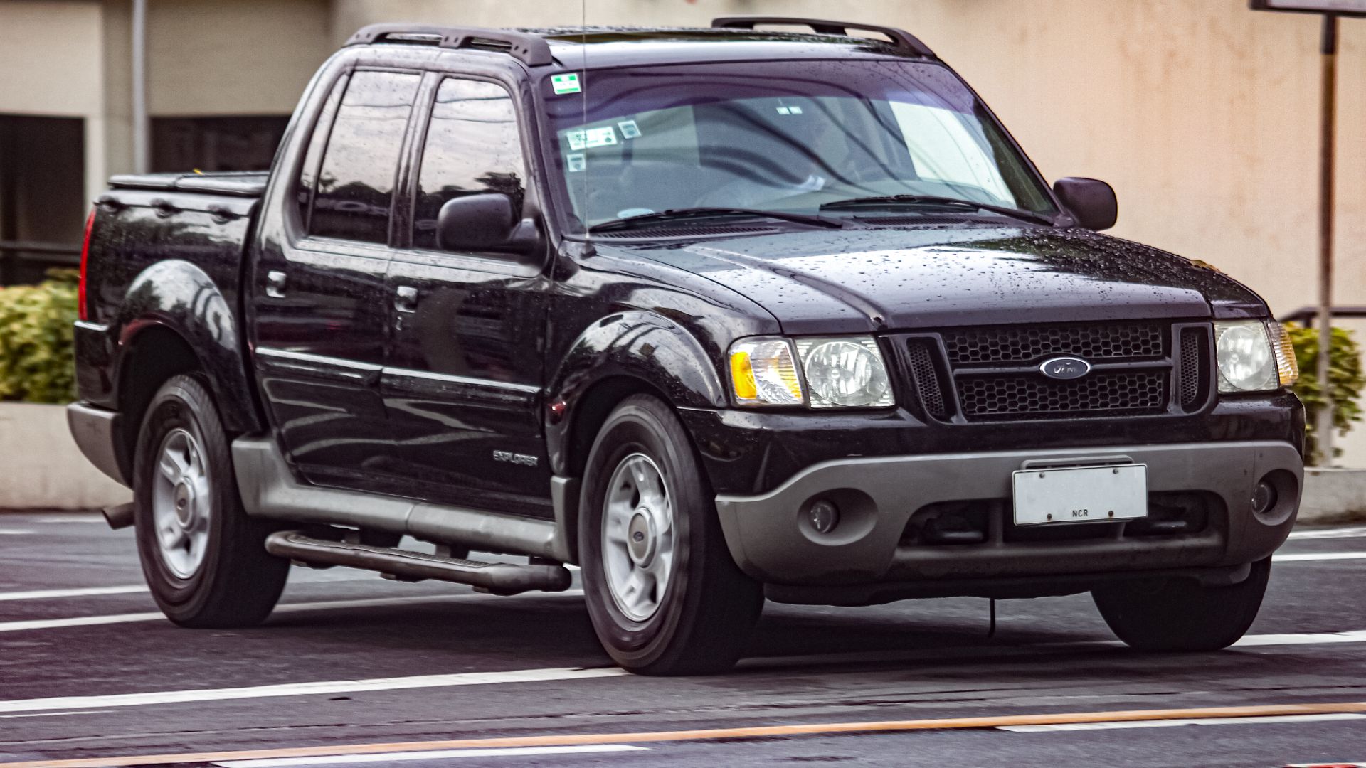 File:Ford Explorer Sport Trac 4x4 Black 01.jpg