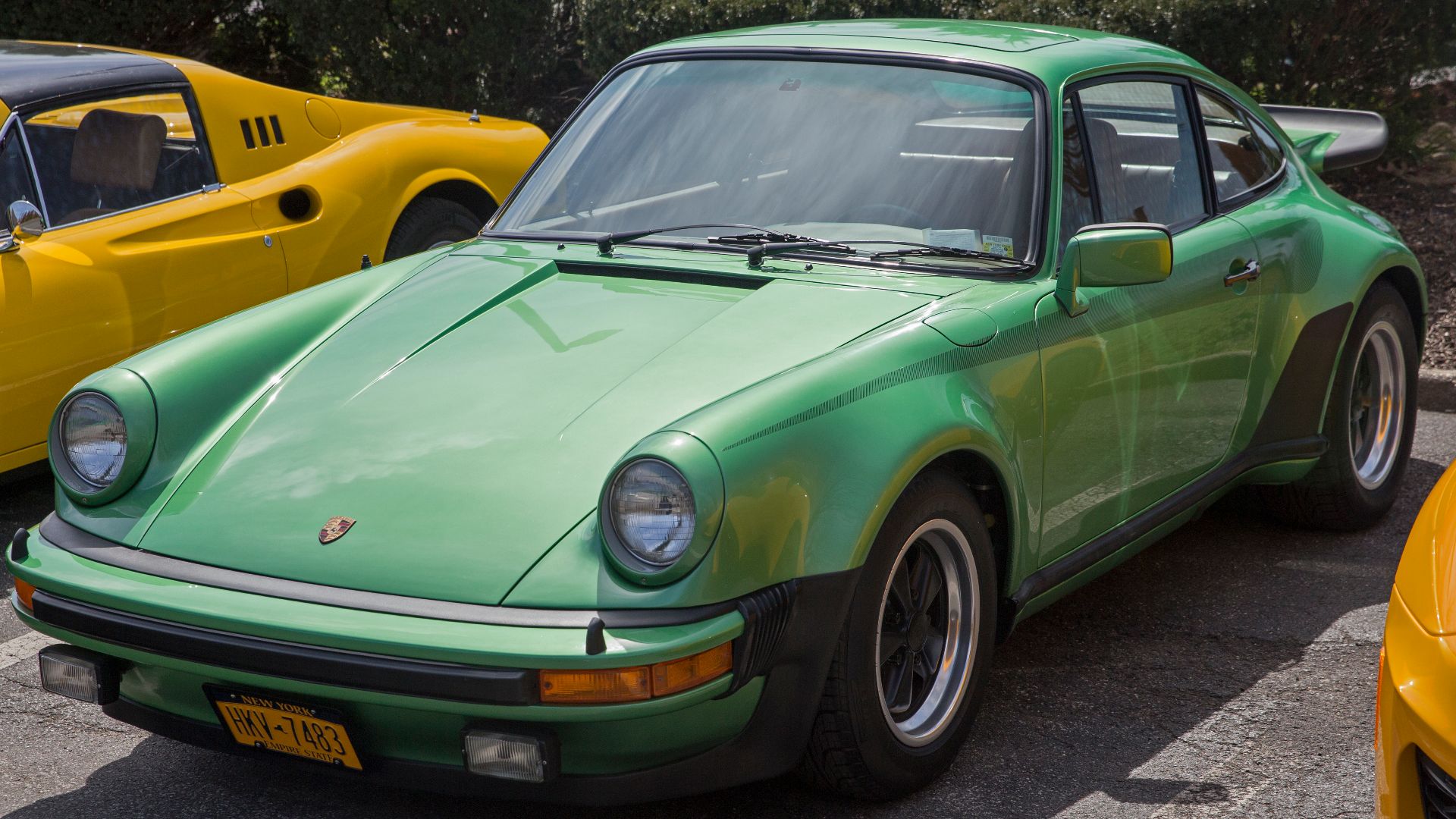 File:1976 Porsche 930 Turbo, Emerald Green met, front left.jpg