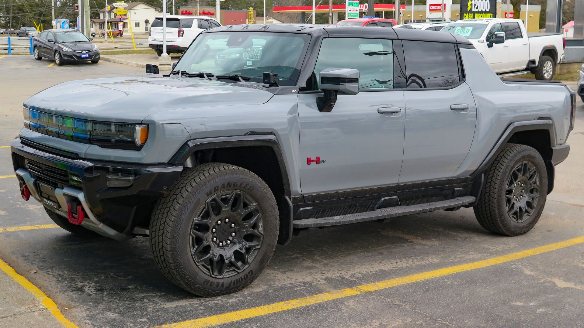 File:2024 GMC Hummer EV Pickup 2X 4WD Sport Package in Meteorite Metallic, front left, 2024-03-31.jpg