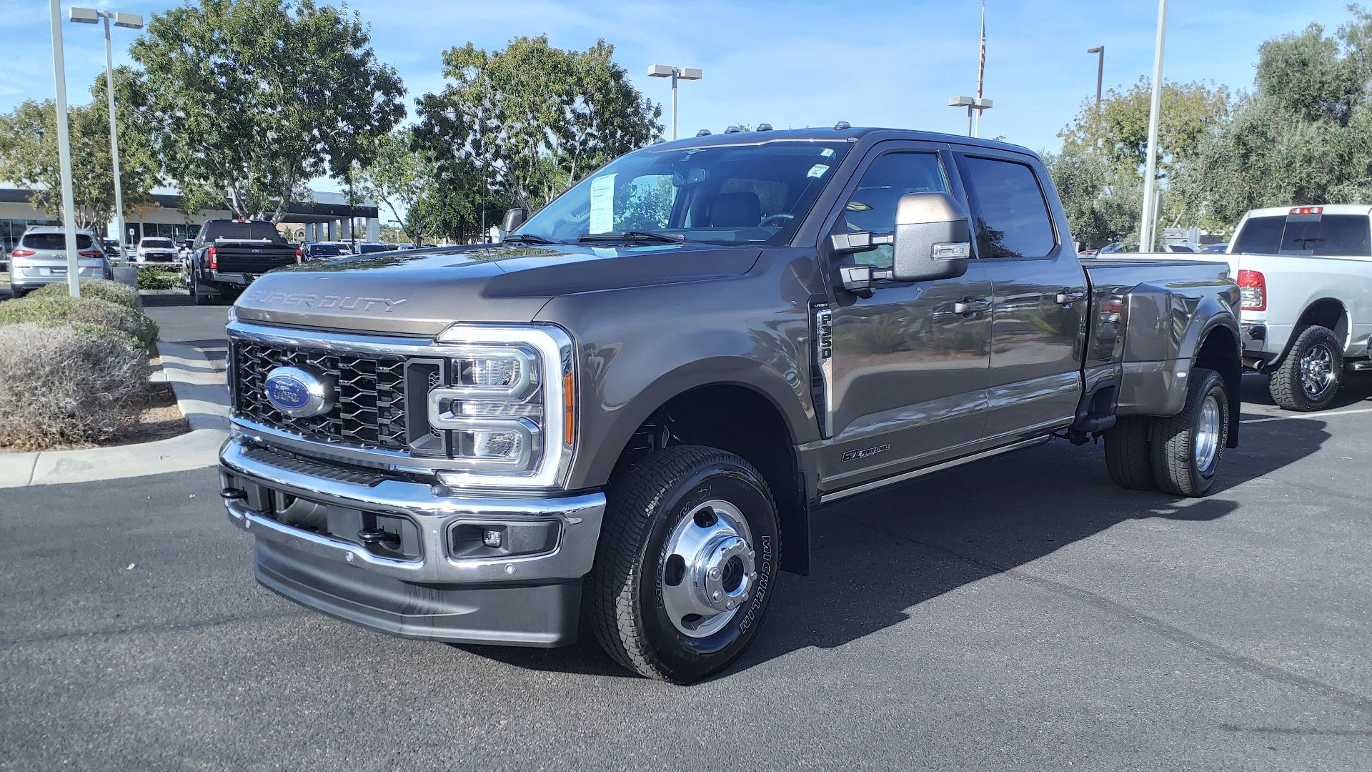 File:23 Ford F-350 Super Duty Lariat.jpg