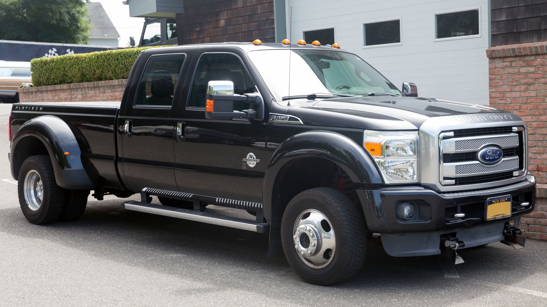 File:2014 Ford F-450 Super Duty Crew Cab Platinum in Tuxedo Black Metallic, front right.jpg