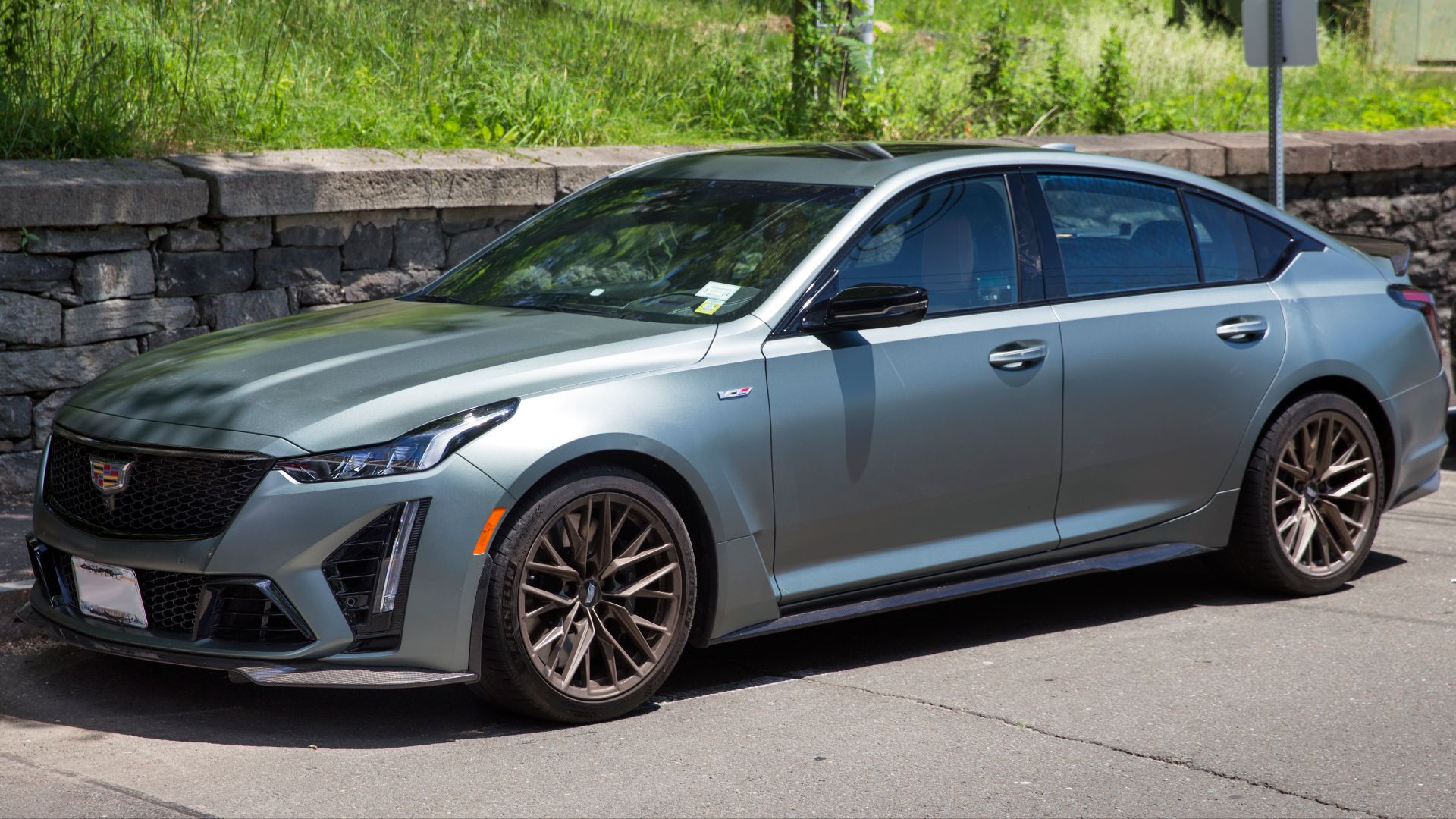 File:2022 Cadillac CT5-V Blackwing in Dark Emerald Frost, front left.jpg