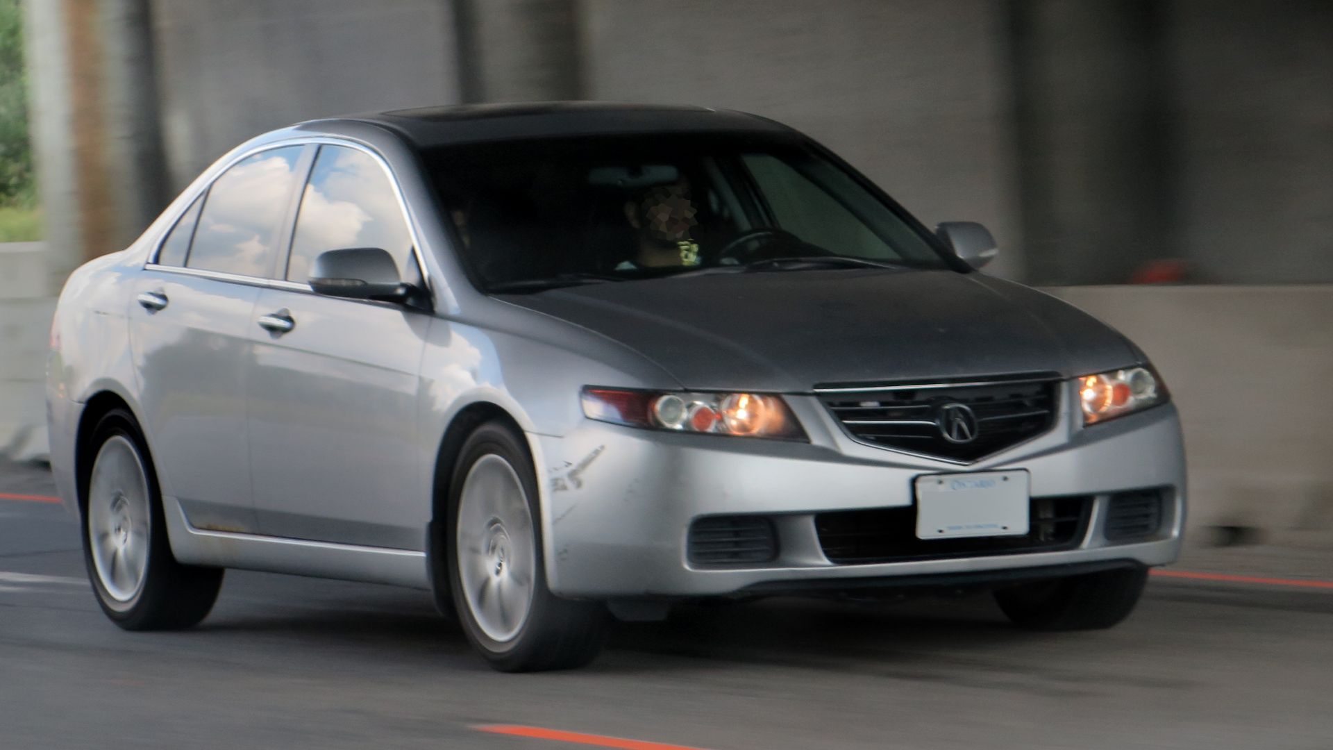 File:2005 Acura TSX in Satin Silver Metallic, Front Right, 09-03-2022.jpg