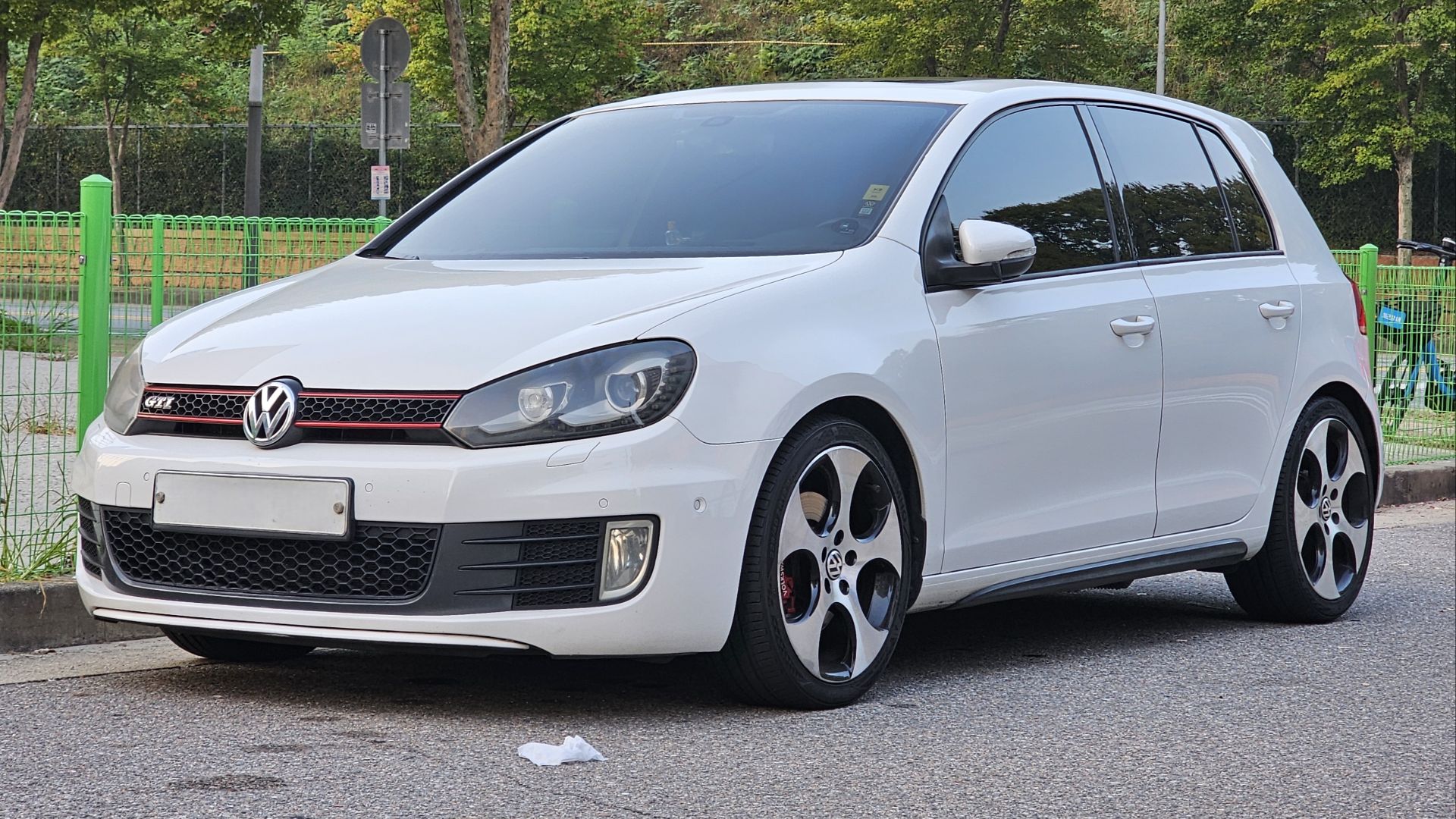 File:Volkswagen Golf GTI Mk6 Candy White (4).jpg