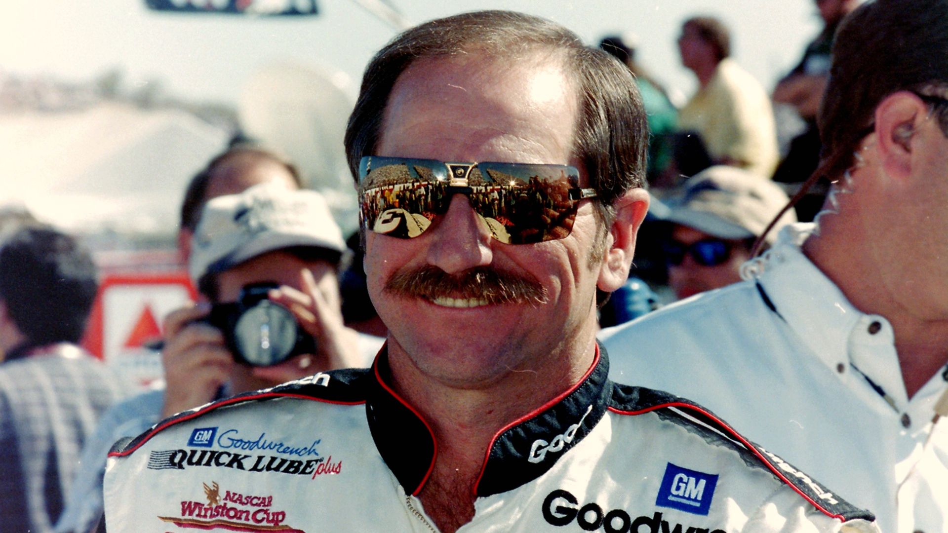 File:DaleEarnhardtSunglassesDriversSuit.jpg