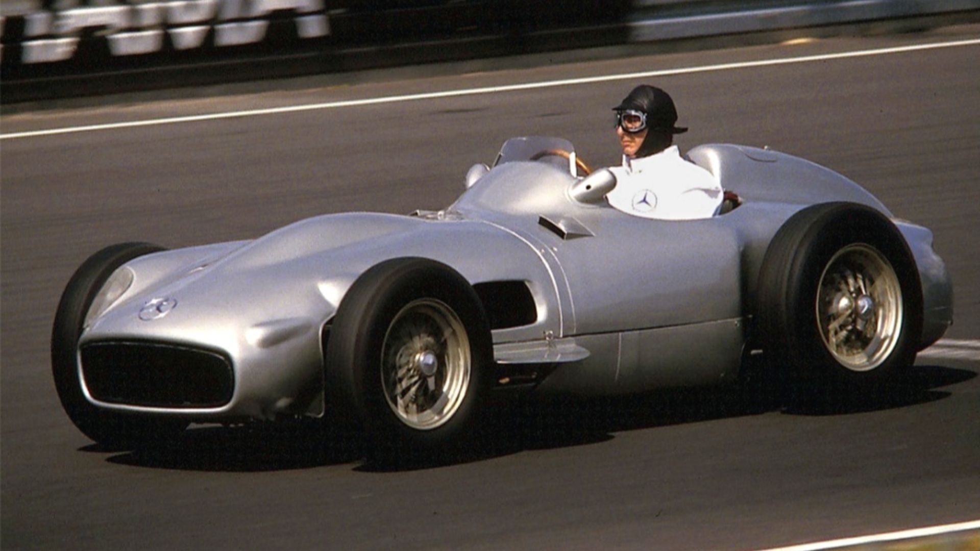 File:Fangio-MB-W196-3lMotor-1986.jpg