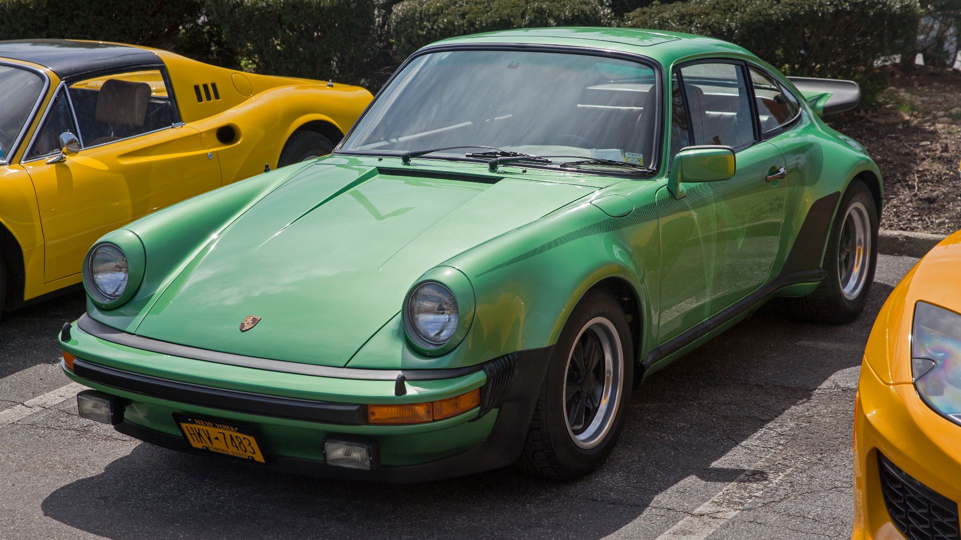 File:1976 Porsche 930 Turbo, Emerald Green met, front left.jpg
