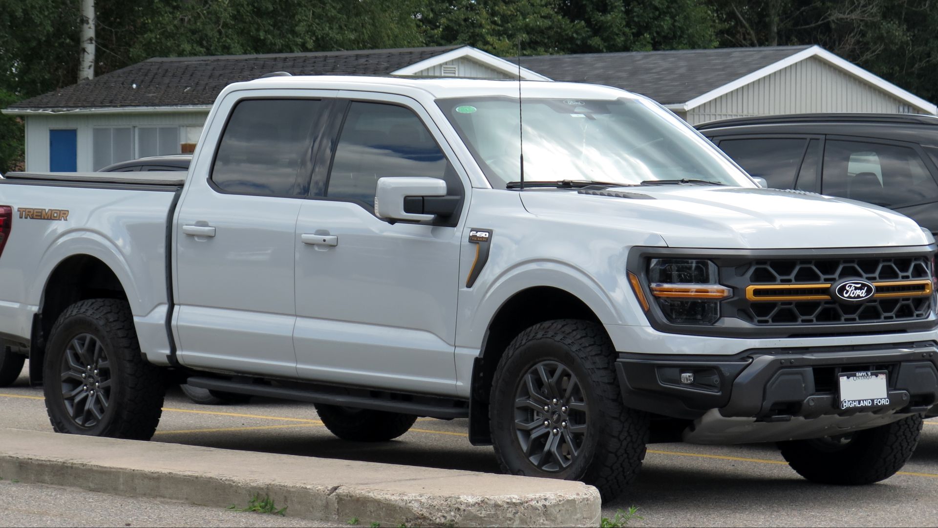 File:2024 Ford F-150 SuperCrew Tremor in Avalanche, front right, 2024-09-03.jpg