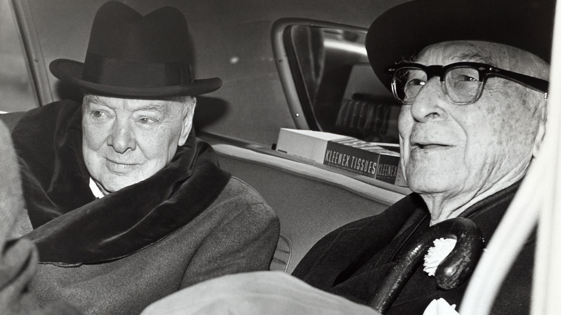 File:Winston Churchill and Bernard Baruch talk in car in front of Baruch's home, 14 April 1961.jpg