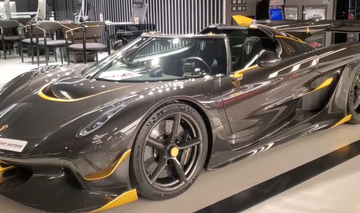 Koenigsegg Gold Racing Stripe–Specs