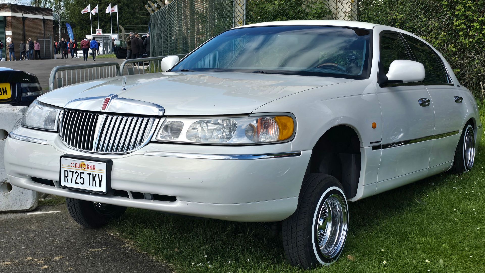 File:1998 Lincoln Town Car Lowrider.jpg
