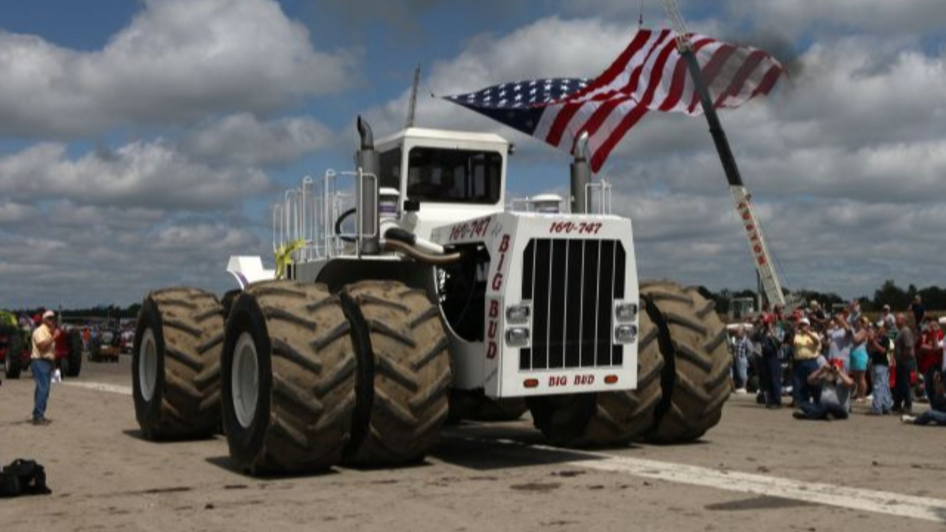 File:Big Bud 747, world's largest tractor.jpg