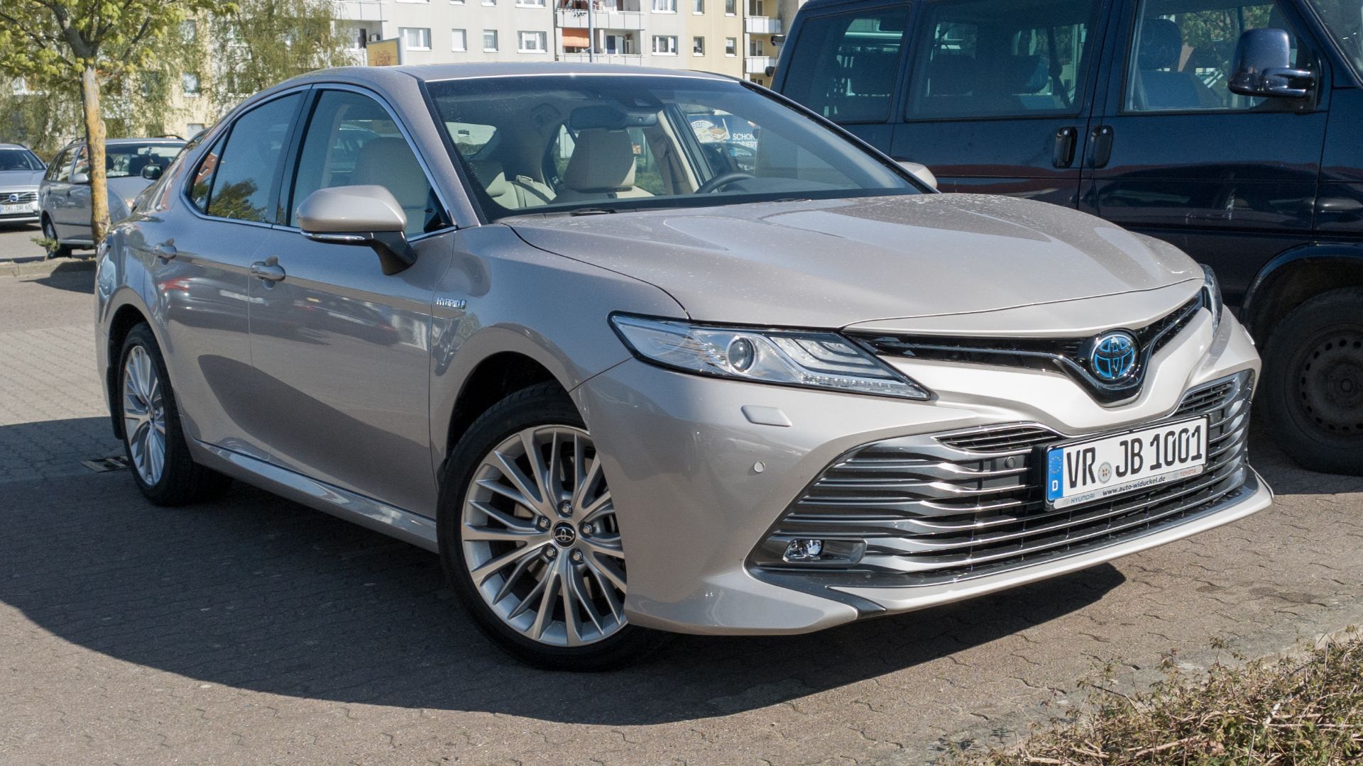 File:Toyota Camry Hybrid, Ribnitz-Damgarten (LRM 20200504 165212).jpg