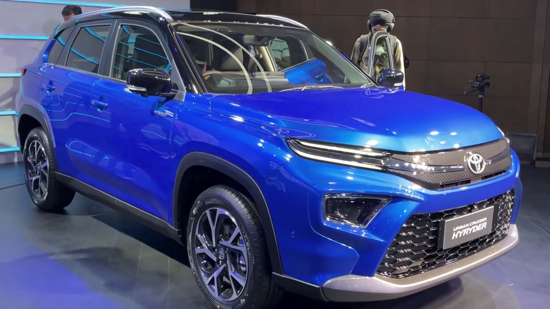 File:2022 Toyota Urban Cruiser Hyryder V Hybrid (India) front view.jpg