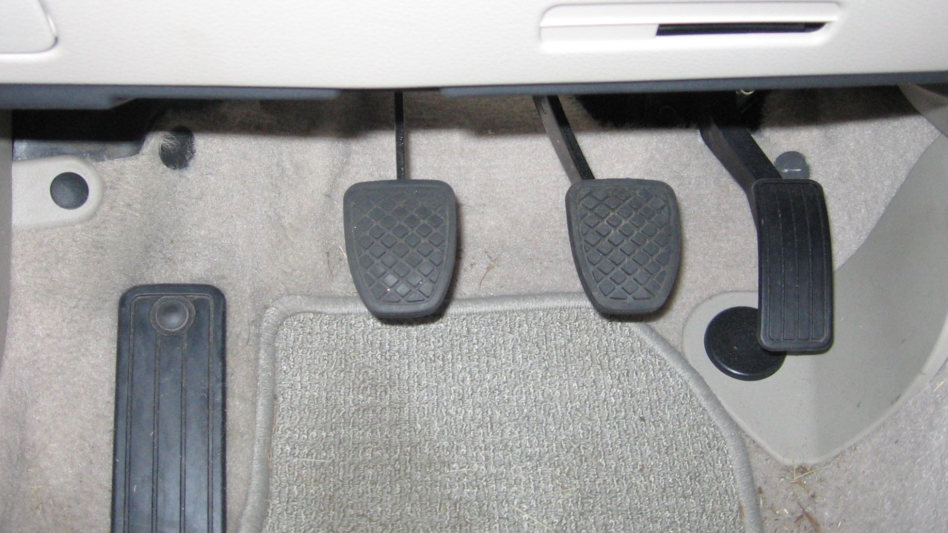 File:Pedal Locations in 2007 Subaru Legacy.jpg