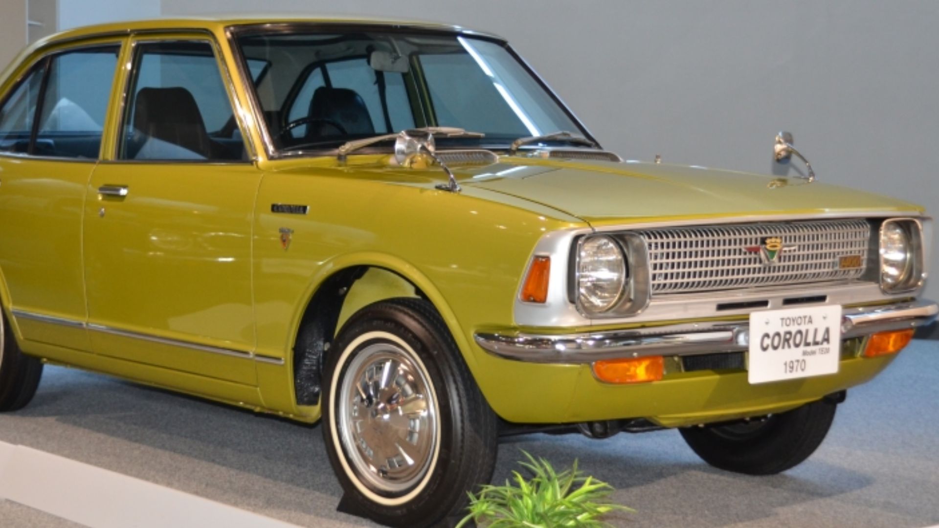 File:1970 Toyota Corolla 1400 four-door sedan (TE20), front right.jpg