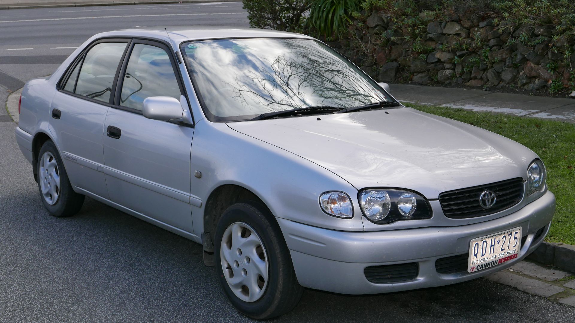 File:2000 Toyota Corolla (AE112R) Conquest sedan (2015-07-03) 01.jpg