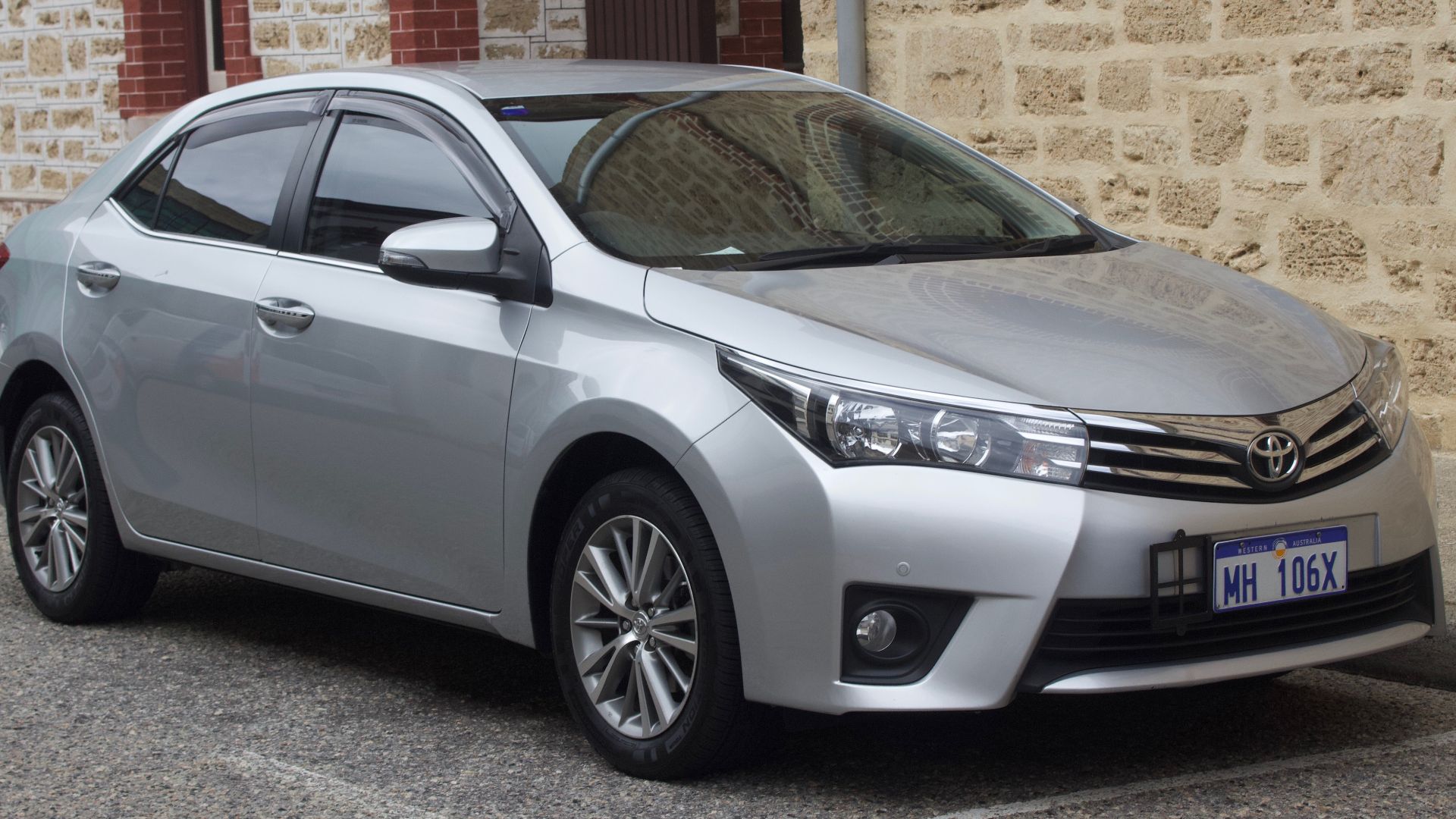 File:2013-2016 Toyota Corolla (ZRE172R) SX sedan (2018-09-17) 01.jpg