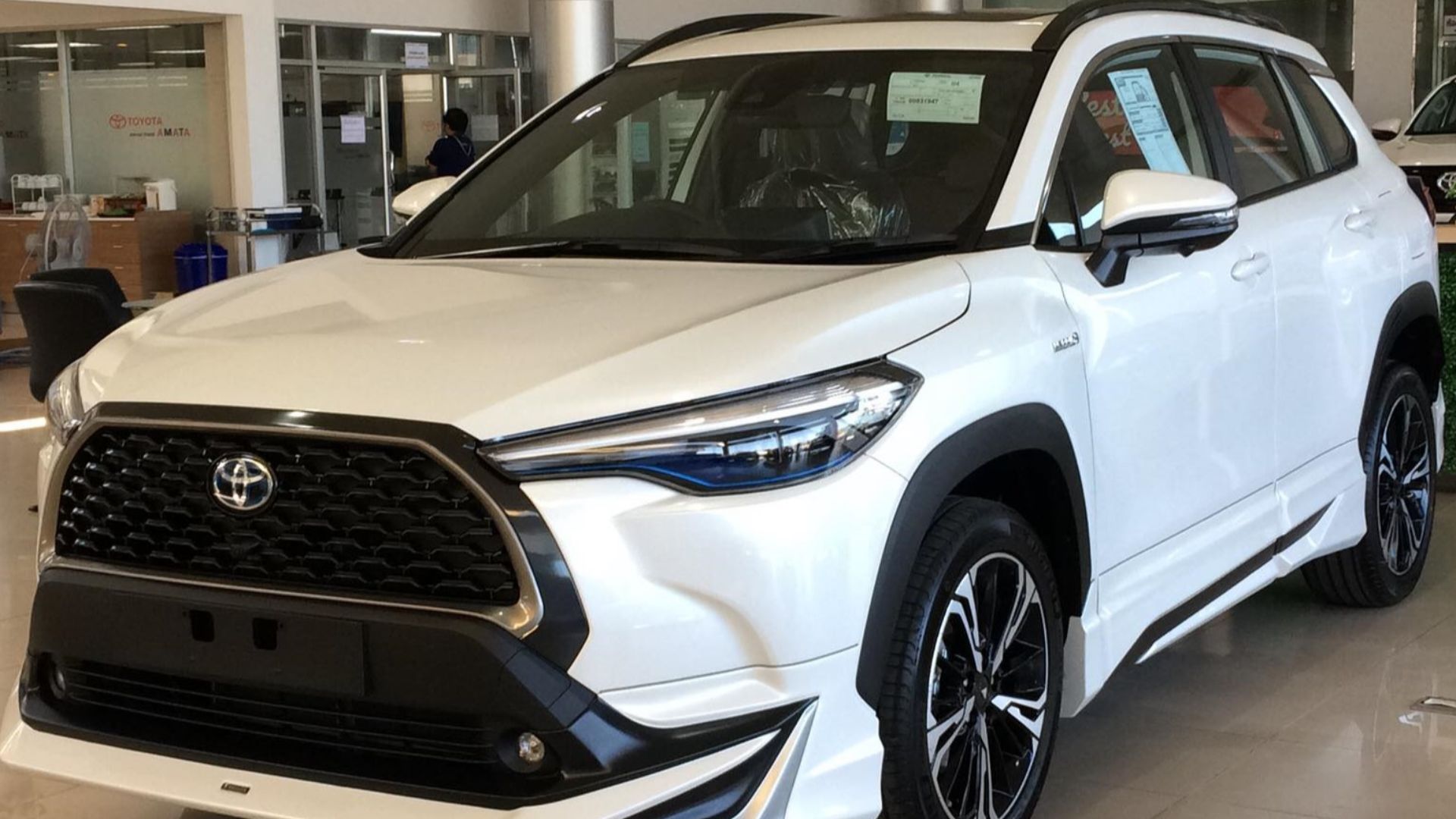 File:2021 Toyota Corolla Cross Hybrid Premium Safety Modellista.jpg