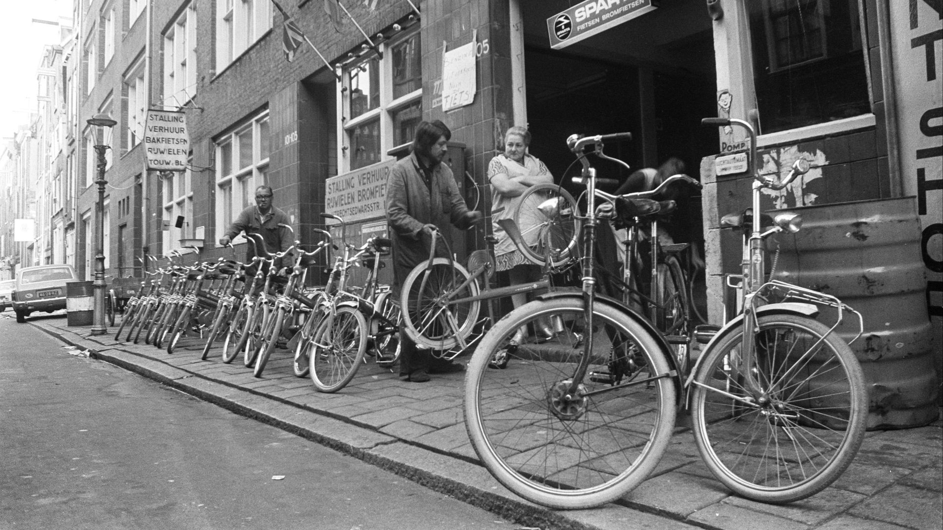 File:Huurfietsen worden aangeboden, Bestanddeelnr 926-7971.jpg