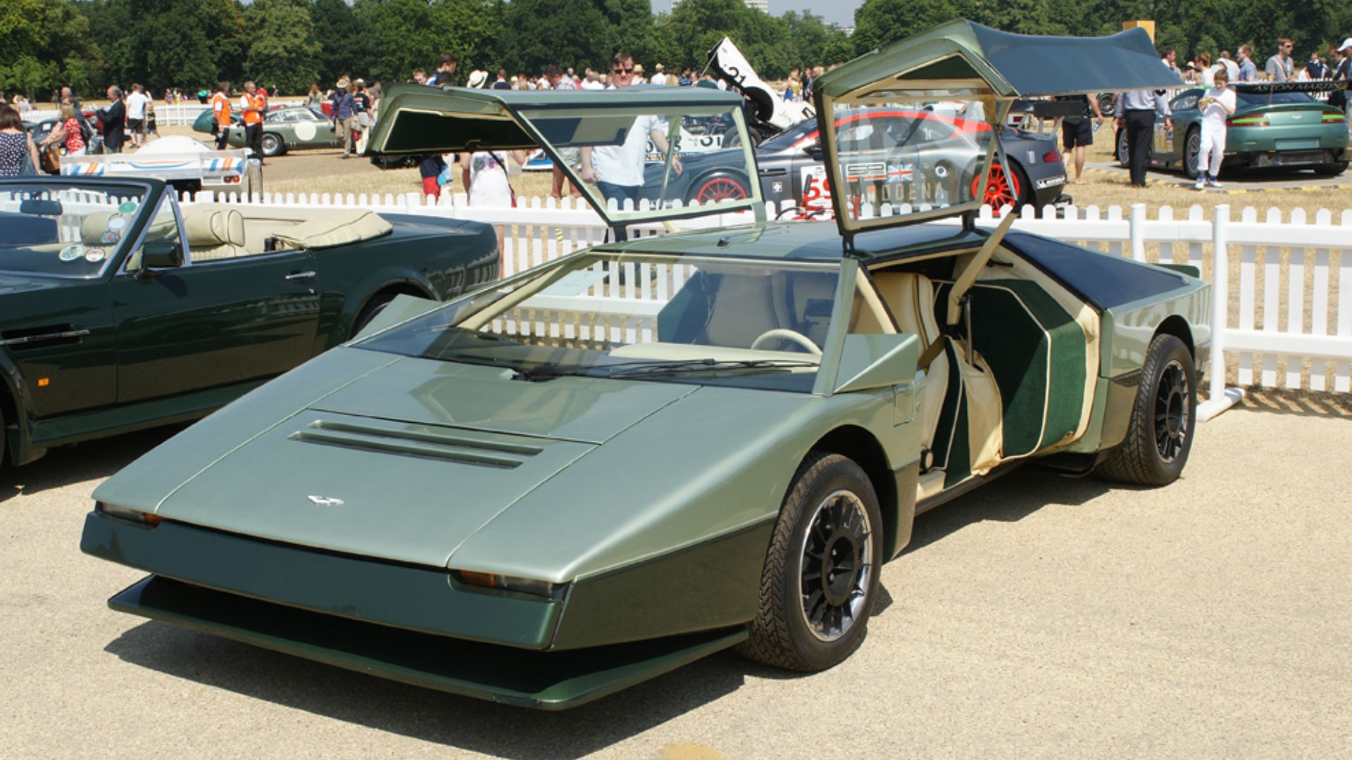 File:Aston Martin Bulldog Kensington Palace 21-07-13.jpg