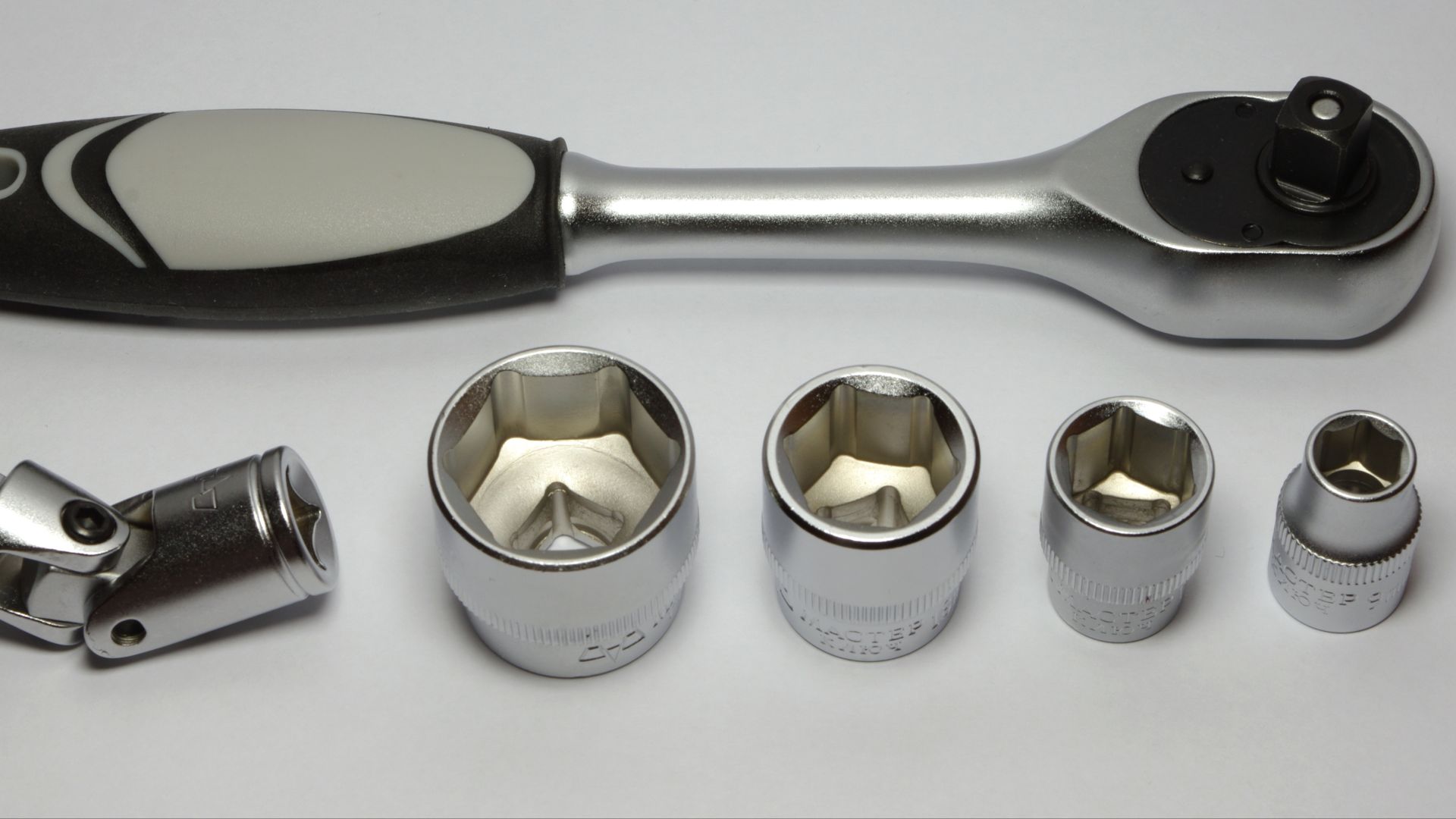 File:Socket wrench and sockets.JPG