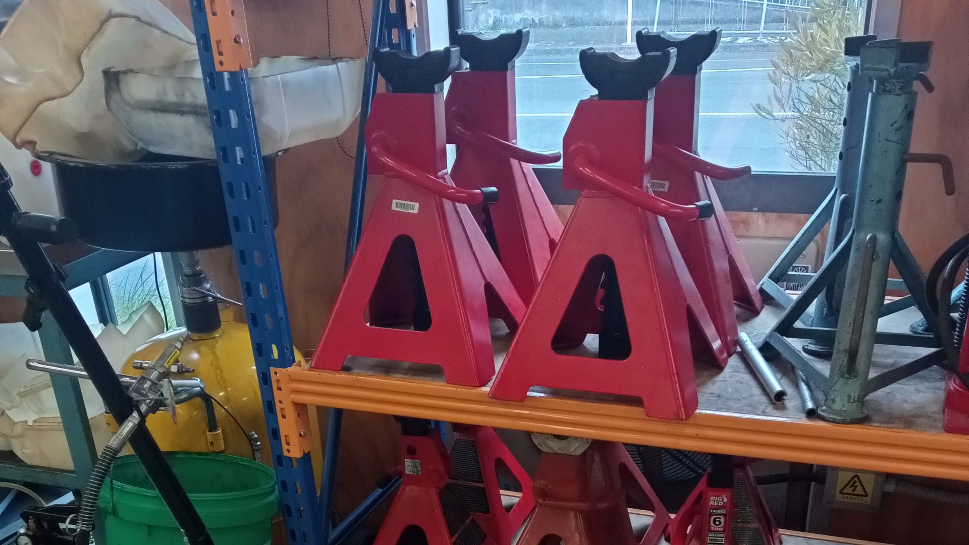 File:Trolley jack and axle stands.jpg