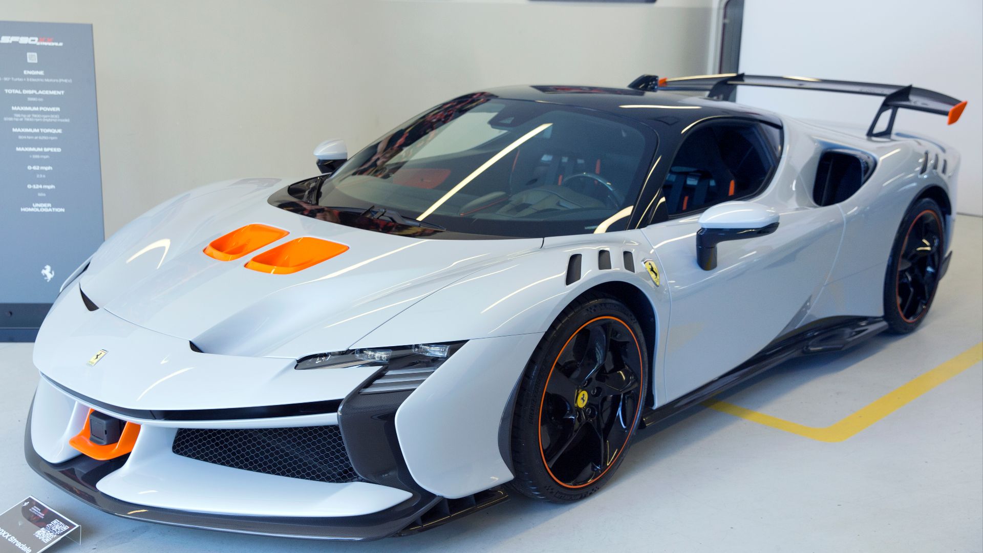 File:2024 Ferrari SF90 XX Stradale in Bianco Artico, front left.jpg