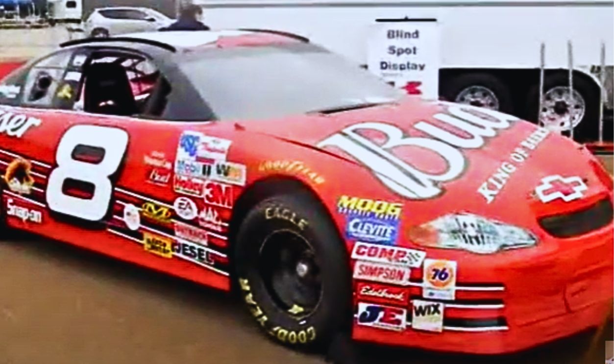 The 2004 Chevrolet Monte Carlo