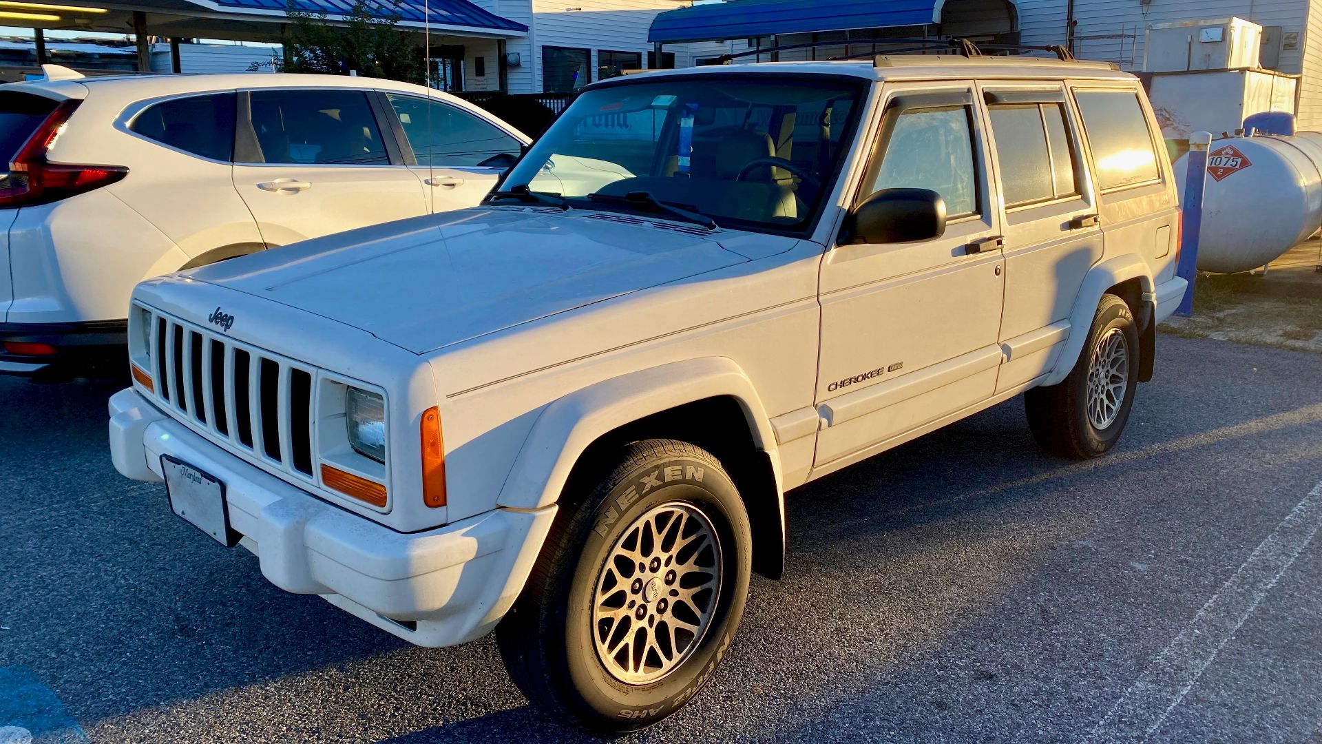 File:1998 Jeep Cherokee (XJ) Limited four-door in white 1of4.jpg