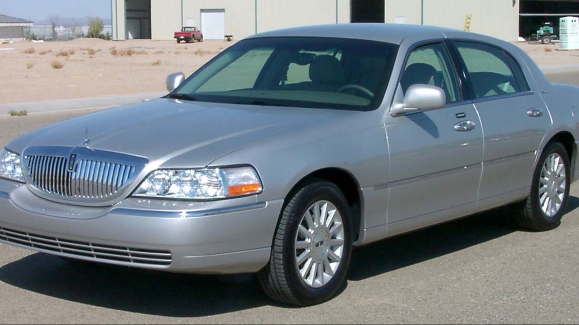 File:2003 Lincoln Town Car -- NHTSA.jpg