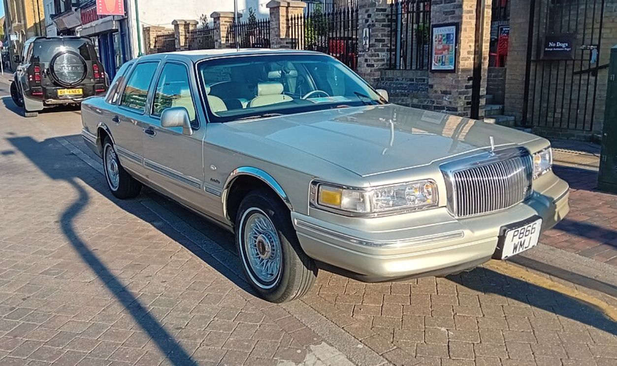 Lincoln Town Car (1990s–2000s Limos)