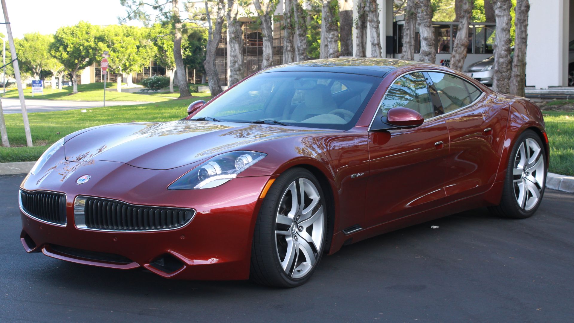 File:Fisker Karma INferno Paint.JPG