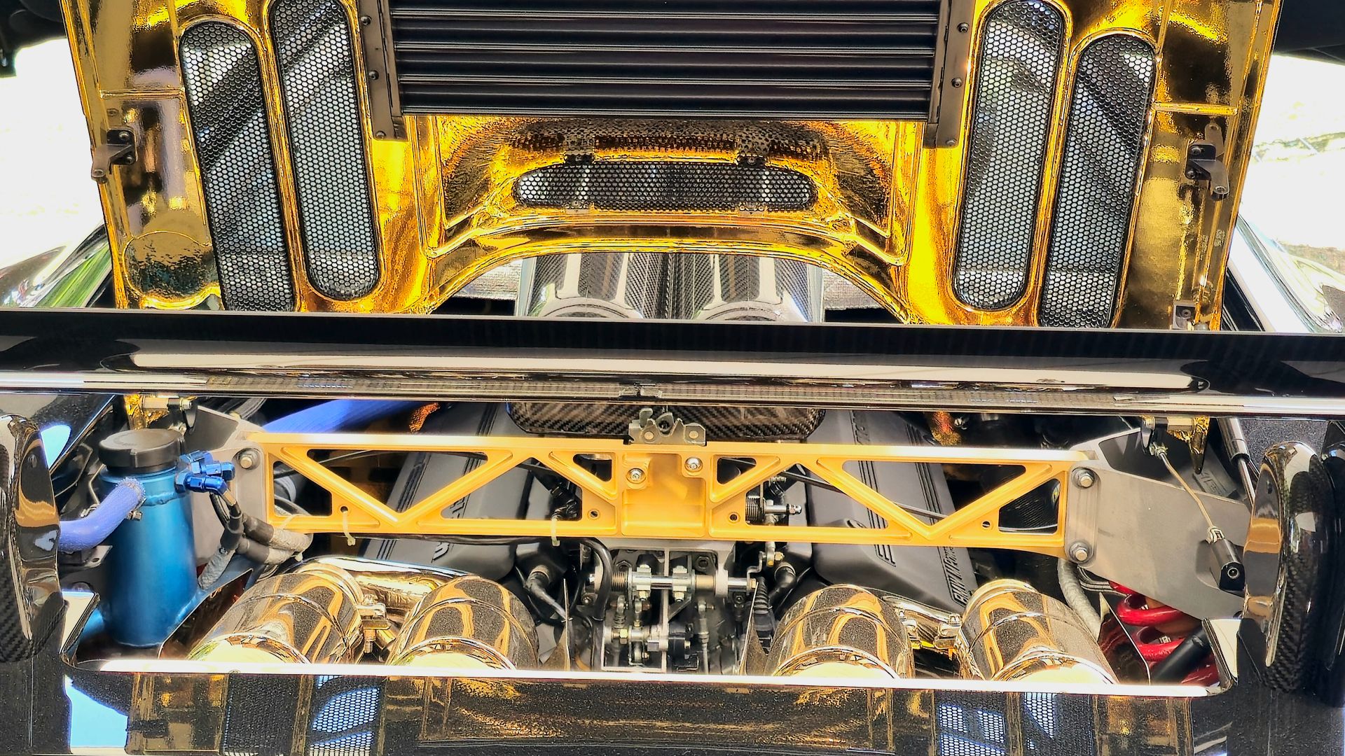 File:McLaren F1 Engine Bay.jpg