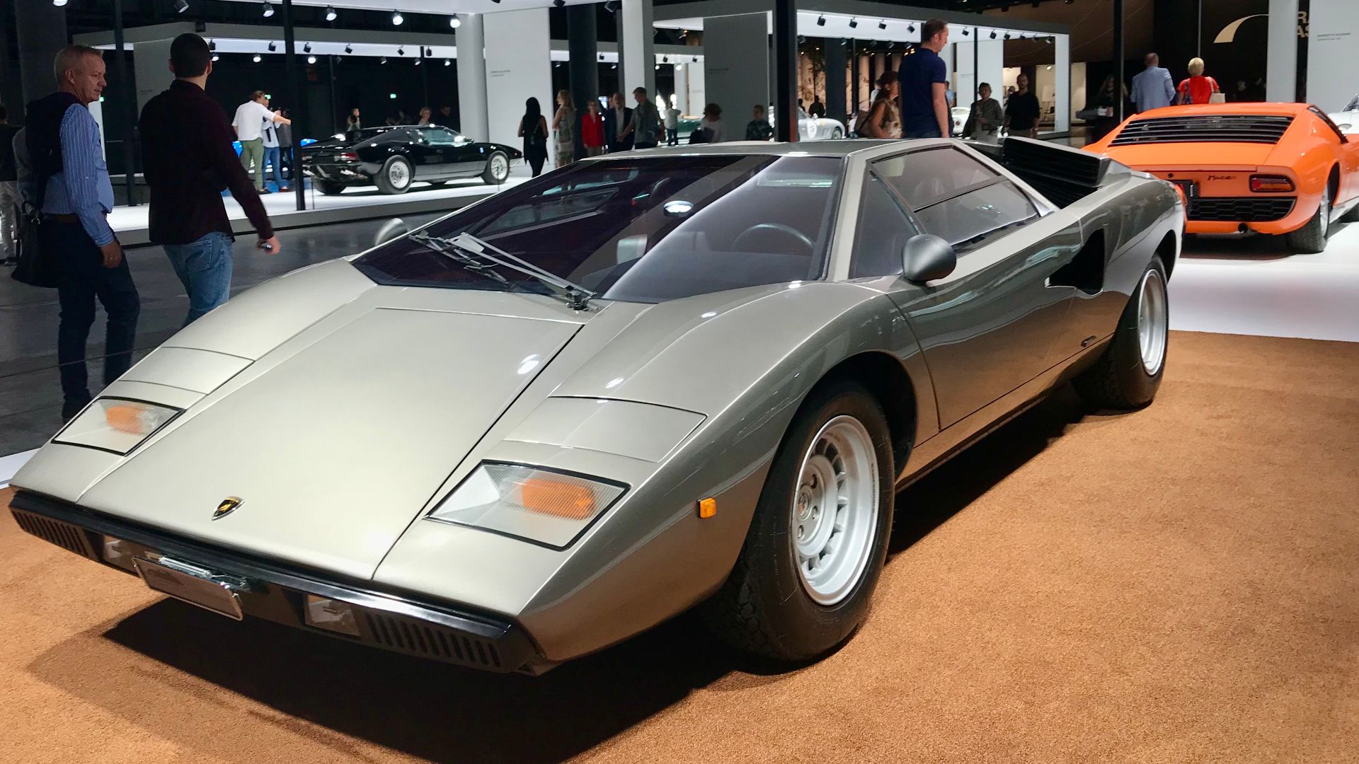 File:1974 Lamborghini Countach LP400 and 1968 Lamborghini Miura P400(featured in 'The Italian Job') 02.jpg