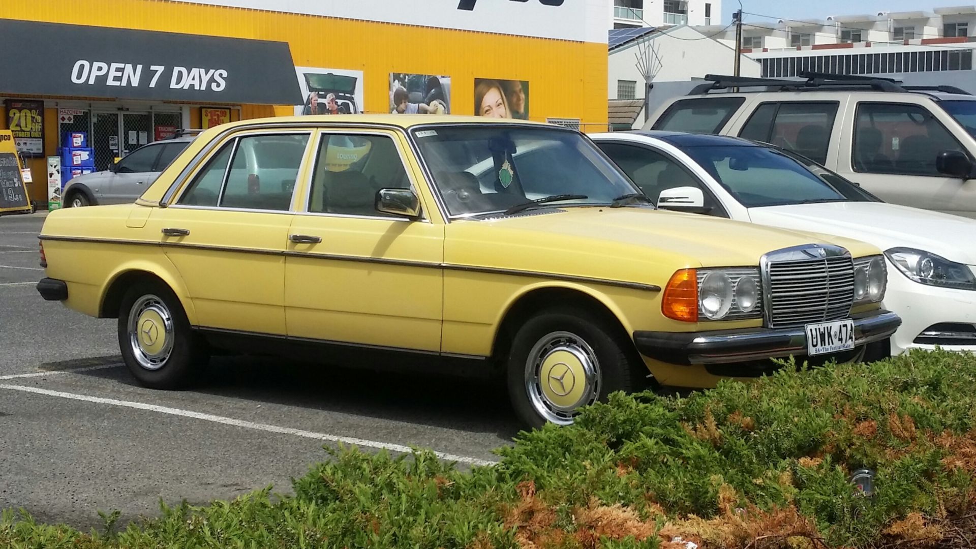 File:Mercedes-Benz W123 (15383705097).jpg