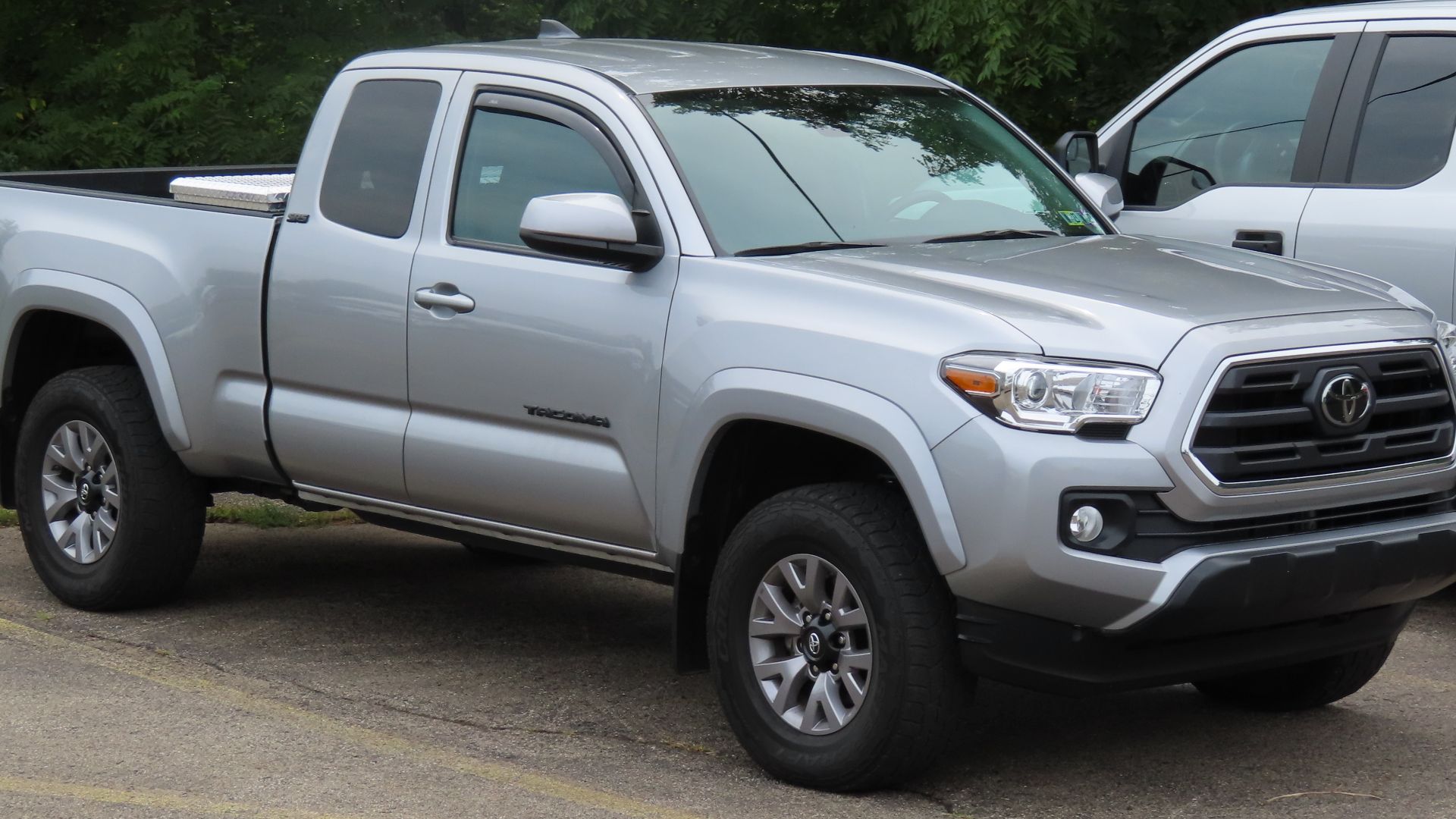 File:2019 Toyota Tacoma SR5 4WD Access Cab, front right.jpg