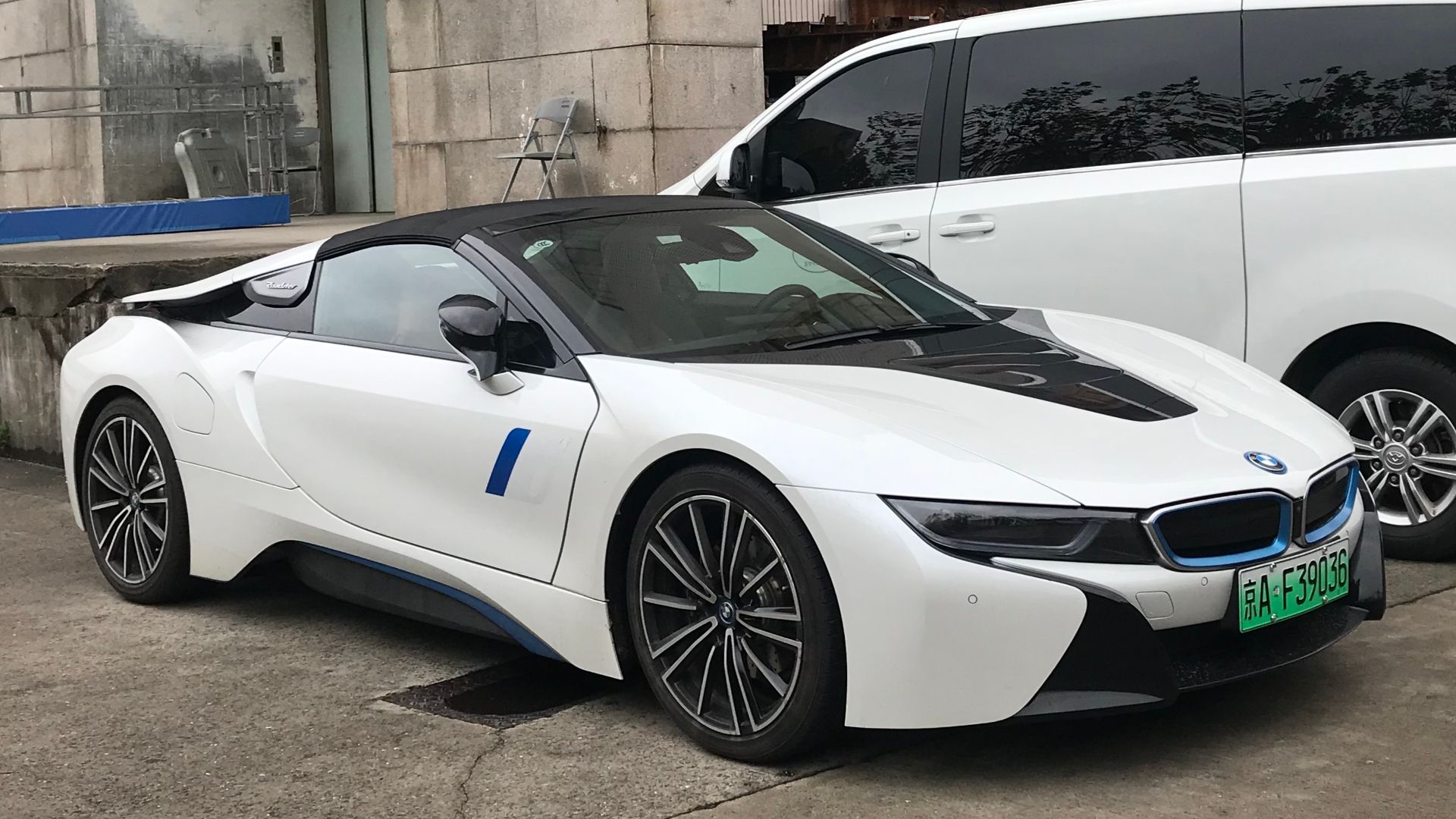 File:BMW i8 Roadster 001.jpg