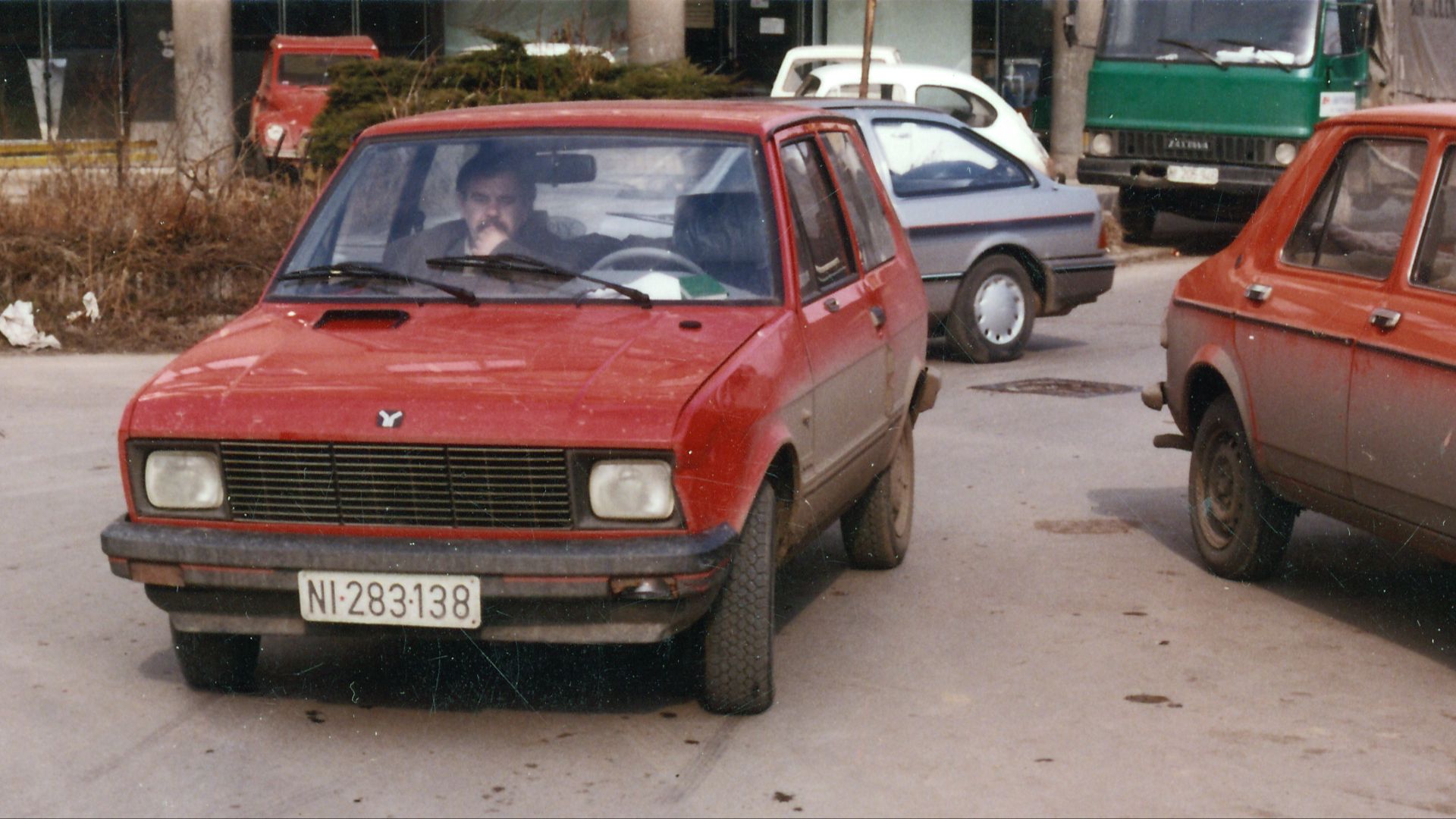 File:Crveni Yugo 55, 80-ih u Nisu.jpg