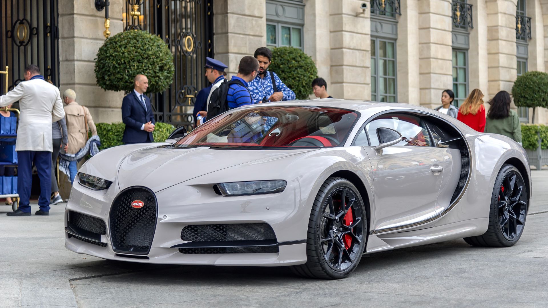 File:Bugatti Chiron (50176389122).jpg