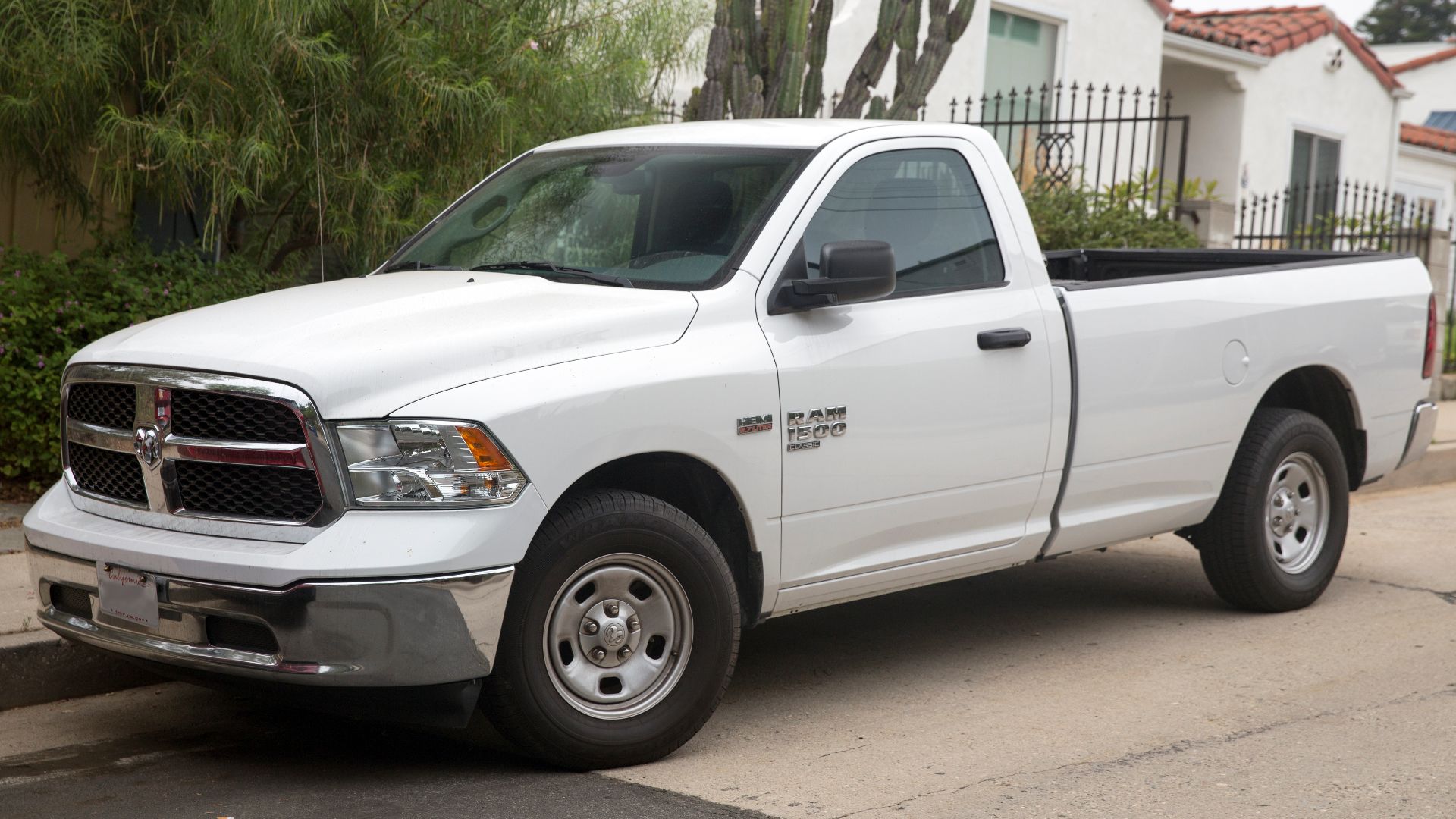 File:2019 Ram 1500 Tradesman in White, front left.jpg