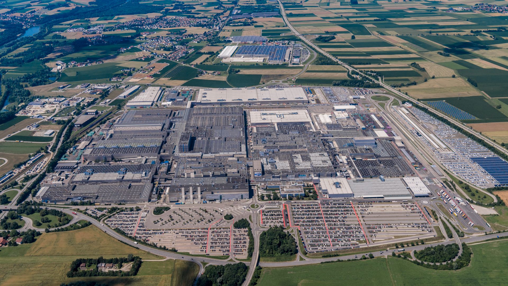 File:Luftaufnahme BMW Group Werk Dingolfing.jpg