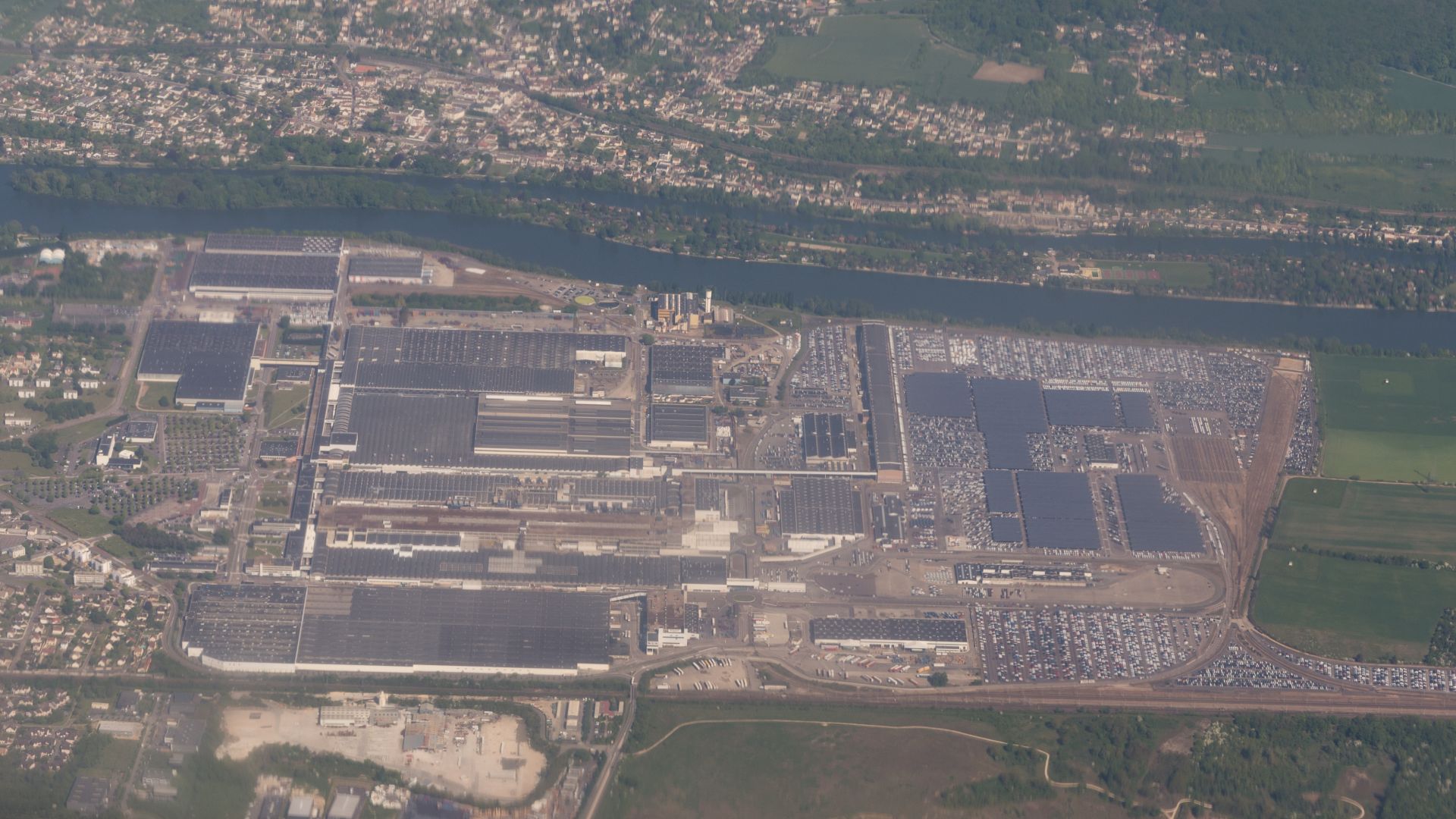 File:Flins-sur-Seine - usine Renault vue aérienne 20180504.jpg